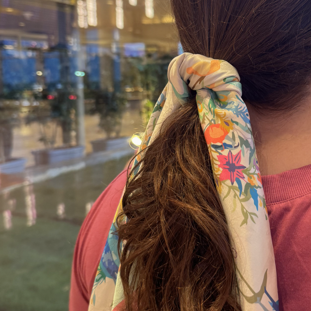 Lenço Sofia em Cetim 65x65cm